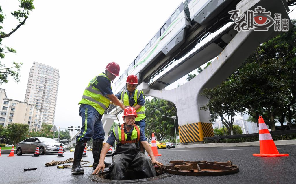 街道车水马龙，路人行色匆匆。在这变幻莫测的雨势中，卓昌学和他的同事再次马不停蹄地赶往下一个检查点，如同医生般对地下的每一个角落“行医问诊”。