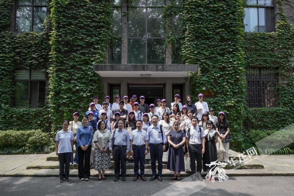 重庆市日本友城青少年代表团和重庆市南开中学校师生合影留念。华龙网记者 李一鸣 实习生 邓榆川 摄