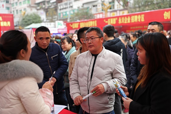 市民正在现场咨询岗位就业相关问题。通讯员 赵勇 摄