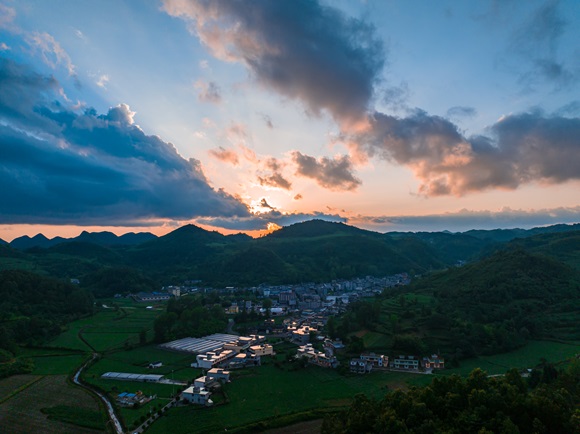 夕阳下的大同镇。通讯员 冉林 摄