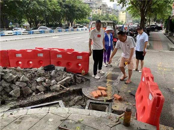 街道议事代表、居民群众对香草天空外工程施工现场进行监督。通讯员  任丽 摄