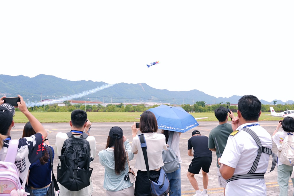 两岸大学生在龙兴通用机场感受重庆低空经济发展。华龙网 越倚航 摄