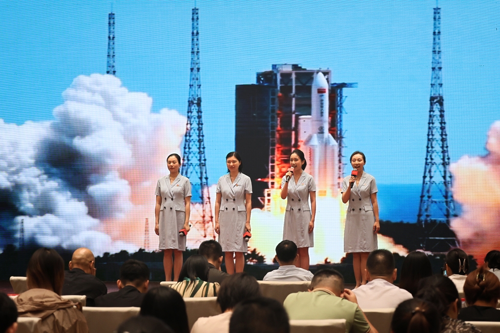 诗歌朗诵 实习生 谢雨荷 摄