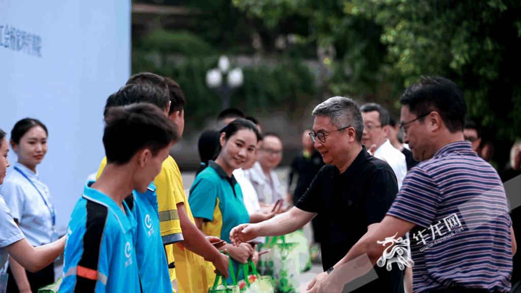 主办方向会员代表发放夏送清凉礼包。华龙网记者 罗盛杰 实习生凌一丹 摄