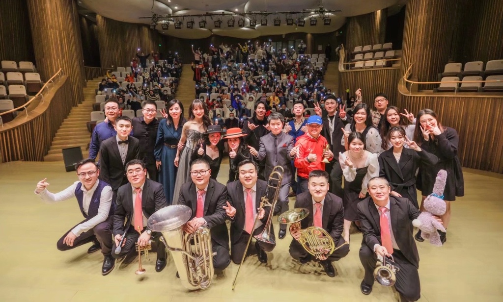 2021年与招募的“社会歌手”们共同演奏的《鎏金岁月》专场