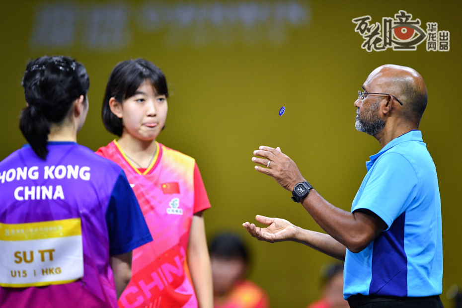 在率先打响的U15女团决赛中，中国队迎来了中国香港队的挑战。在首盘比赛失利后，小将杨惠泽临危受命，她小分0:2落后的情况下，连胜三局，逆转对手麦明芯，帮助国乒扳回一城。
