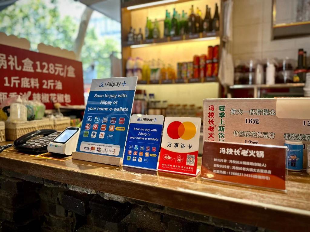 蚂蚁集团联合各方发起“成渝入境消费友好型商圈”共建，热门商户柜台上都统一亮出便利跨境支付标识。受访者供图
