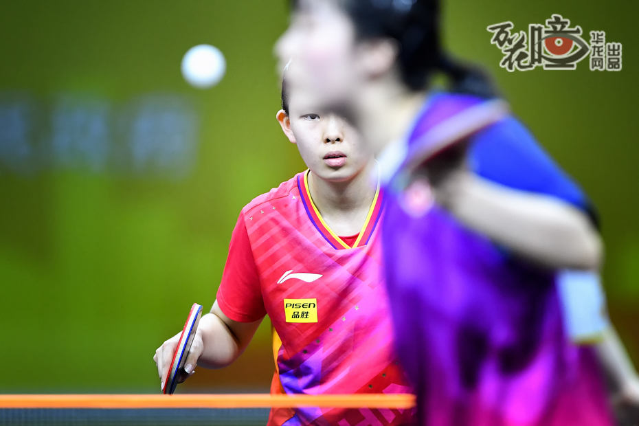 在乒乓球赛场的一片寂静之中，唯有球拍挥击的声响打破了这份宁静。年轻的姚睿轩站在球台前，她的眼神中闪烁着自信和果断。