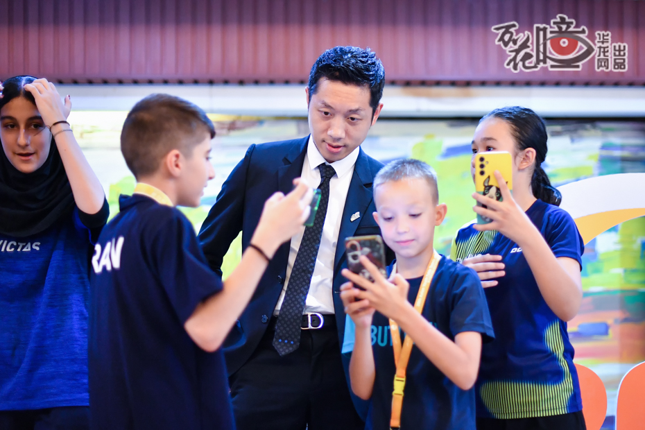 “未来是你们的！加油吧！”作为颁奖嘉宾，亚洲乒乓球联盟副主席、前国乒队员许昕也来到现场，为新一代的年轻选手们送上鼓励。