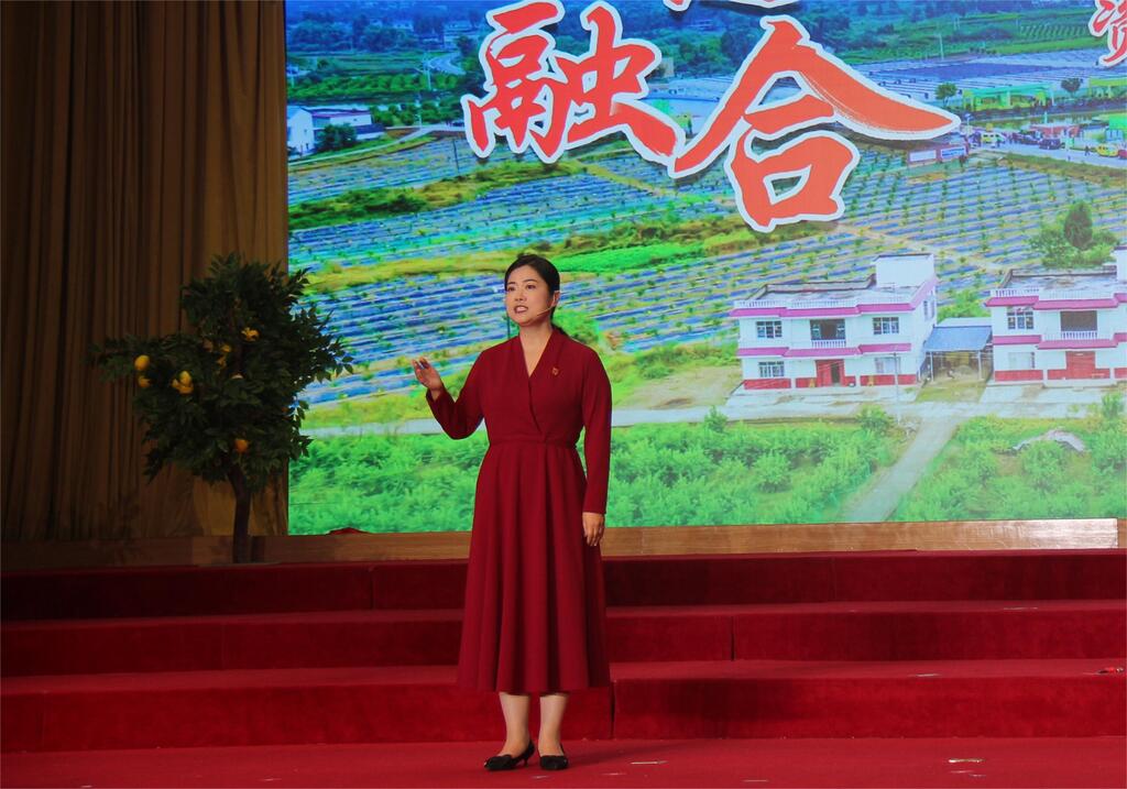 潼南區(qū)柏梓鎮(zhèn)黨委書記李永恒講述潼南檸檬“出圈”故事。華龍網(wǎng) 陸丹攝