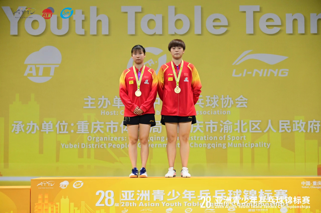 U19女双冠军，纵歌曼（左）张翔宇（右）。受访单位供图