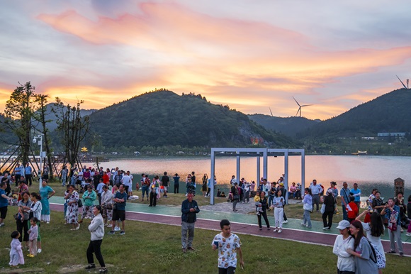 游客在南天湖休闲度假。南天湖景区供图  华龙网发
