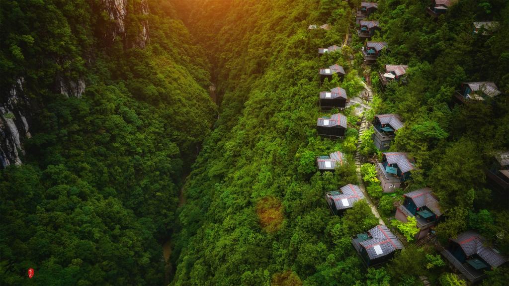 地心谷的悬崖酒店与自然景观完美融合。恩施地心谷景区供图  华龙网发
