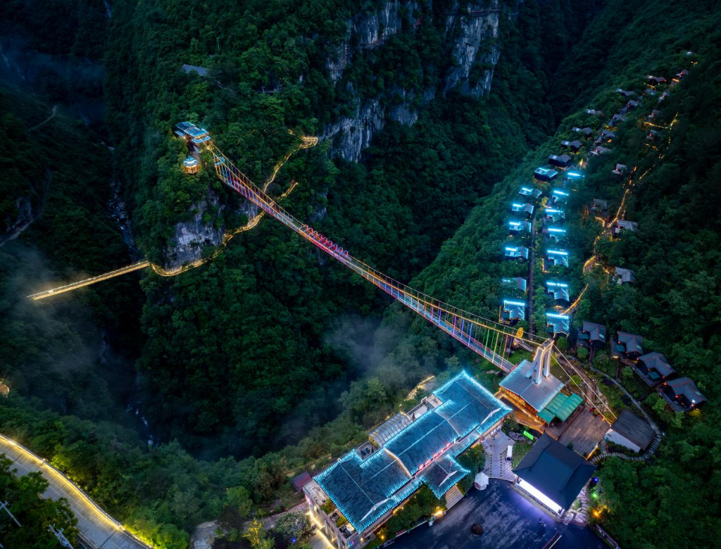 地心谷夜景。恩施地心谷供图  华龙网发
