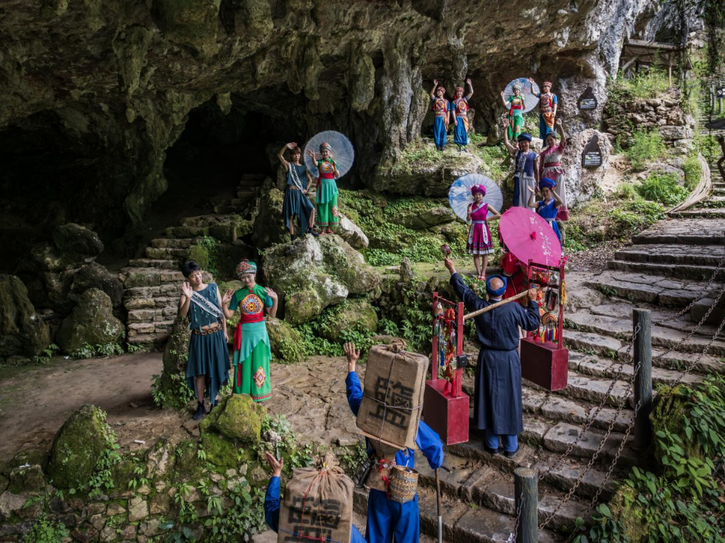 景区就地取材，拍摄土家族主题影片。恩施地心谷供图  华龙网发