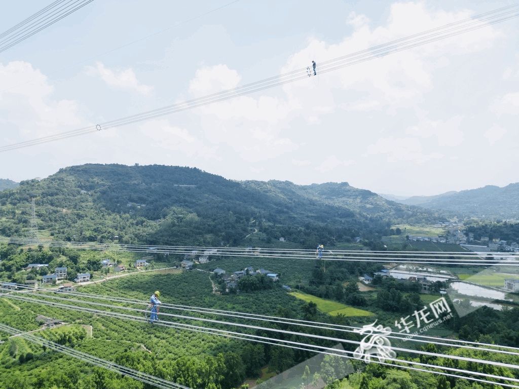 高空走线验收现场。华龙网记者 谢鹏飞 摄