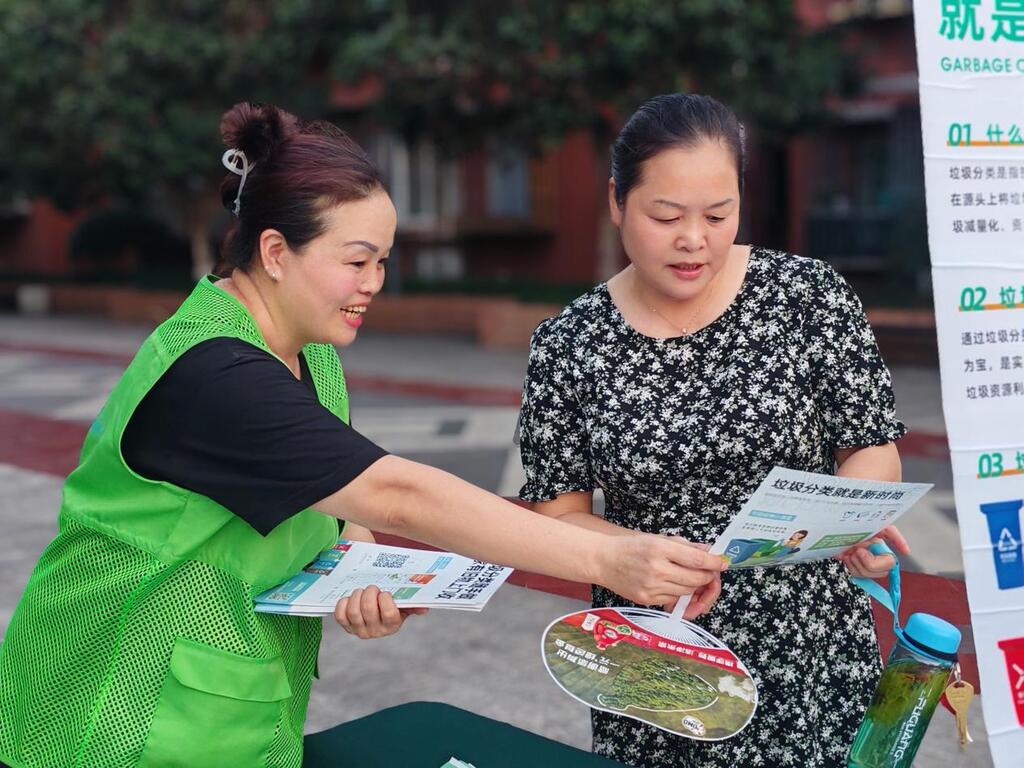 活动现场，工作人员为居民讲解垃圾分类知识。康美街道供图 华龙网发