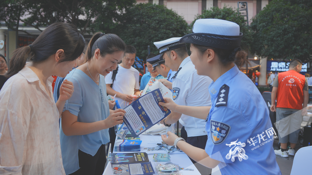 民警现场宣讲交通安全知识。华龙网记者 陈毅 摄