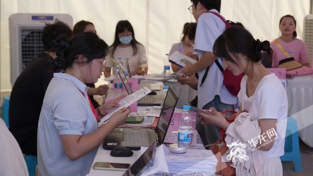 新生报到现场。 华龙网记者 刘钊 摄