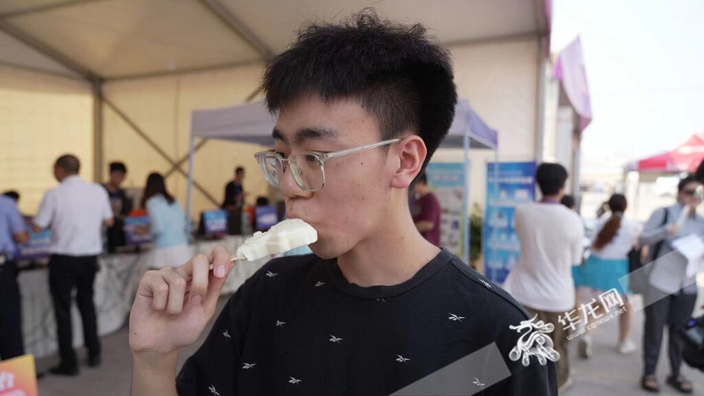 大一新生沈俊含品尝文创雪糕。 华龙网记者 刘钊 摄