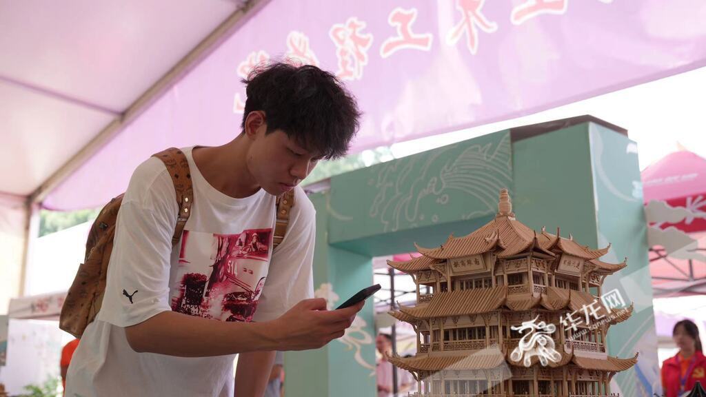 建筑与土木工程学院制作的模型吸引新生驻足拍照。 华龙网记者 刘钊 摄