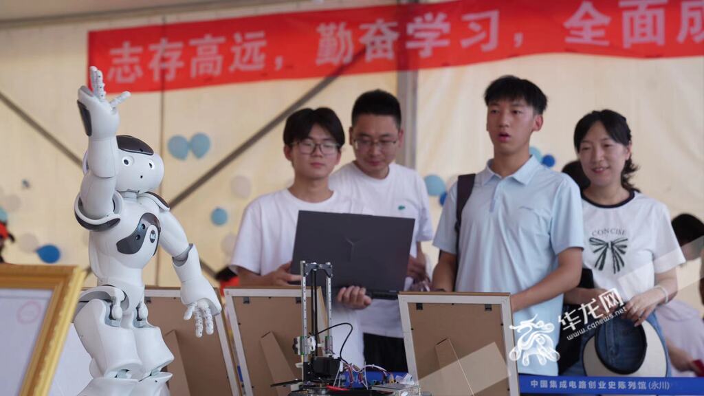 电气工程与智能制造学院为新生展示NAO机器人。 华龙网记者 刘钊 摄