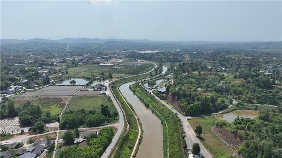 蜿蜒的棠风路串起乡村秋日美景。特约通讯员 蒋文友 摄