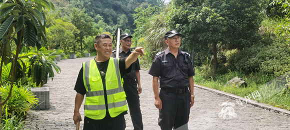 工作人员进行森林防灭火巡逻巡护。通讯员 王建国 摄