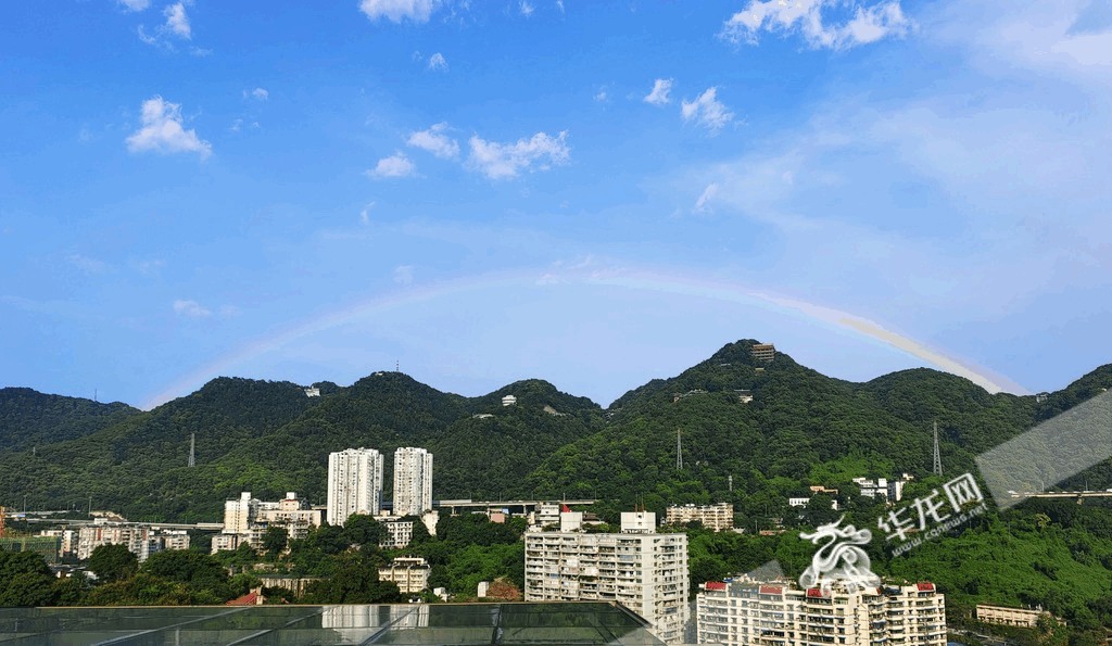 8月5日17点40分，重庆南岸区，南滨路远眺南山方向，天空中出现一道美丽的彩虹。华龙网记者 石涛 摄