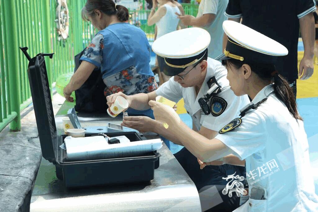 执法人员在融创水世界现场快检水质。 华龙网记者 罗盛杰 实习生凌一丹 摄