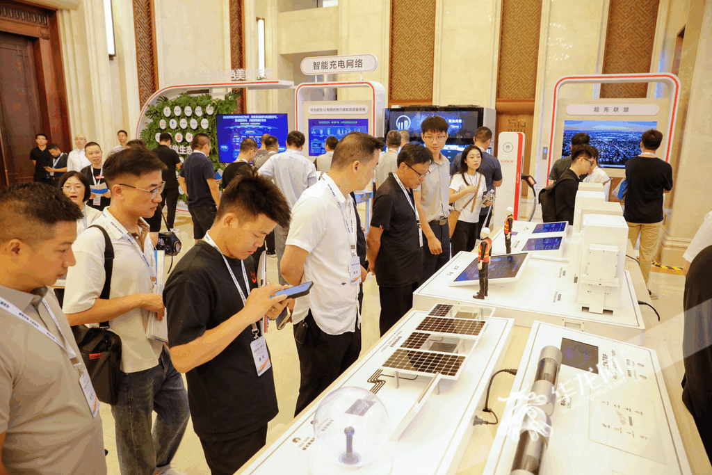 参会嘉宾在会议现场的展区参观。华龙网记者 石涛  摄