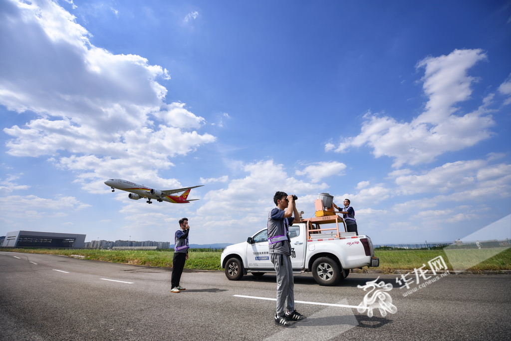 10 驱鸟员密切关注航空器起降动态，围绕跑滑区域进行车载声波驱赶危险鸟种。为保障暑运期间航空器起降安全减少鸟击事件的发生，驱鸟员高温下工作。华龙网记者 李一鸣 摄