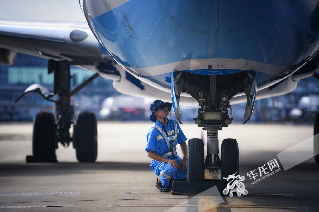 02 飛機(jī)停穩(wěn)后，機(jī)務(wù)人員對(duì)飛機(jī)進(jìn)行檢測(cè)。華龍網(wǎng)記者 李一鳴 攝