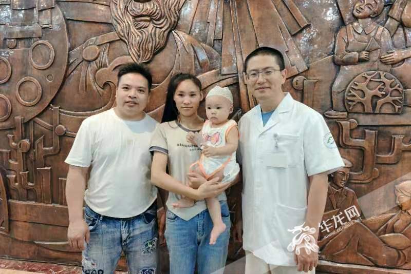羅慶華與蔡忠一家。華龍網記者 石濤 攝