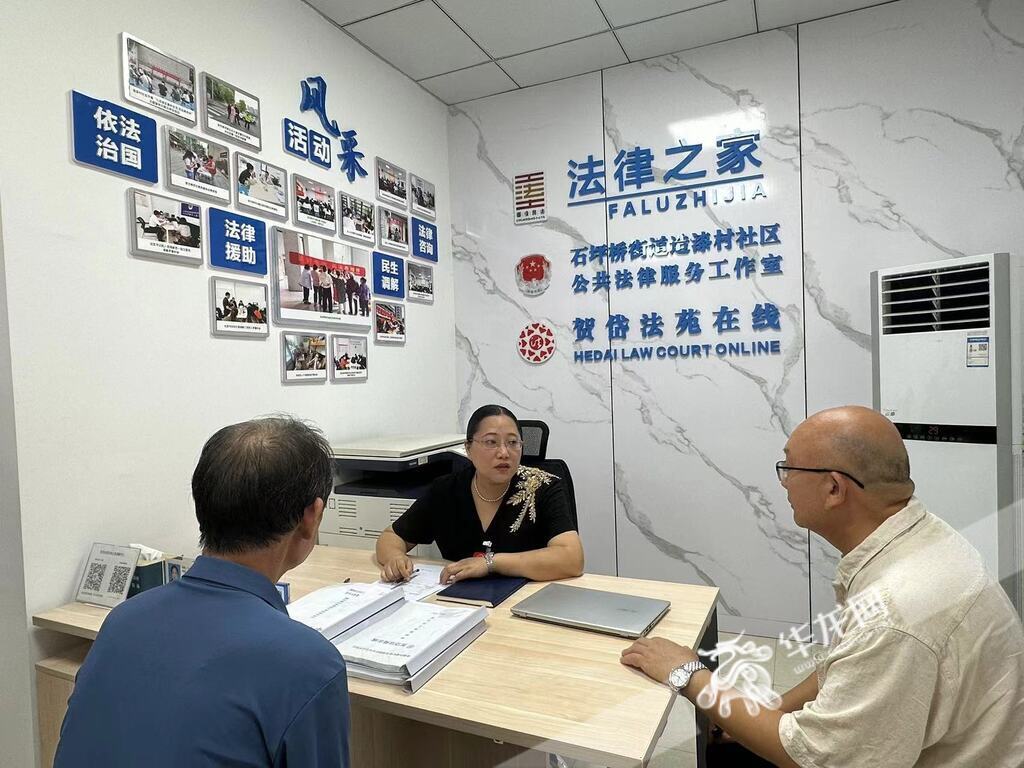 賀岱在造漆村全過程人民民主實踐站為居民提供免費法律咨詢服務。 華龍網 唐雨 攝