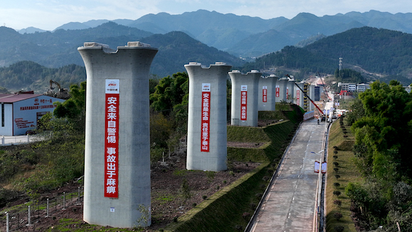 成达万高速铁路建设现场。开州区委宣传部供图