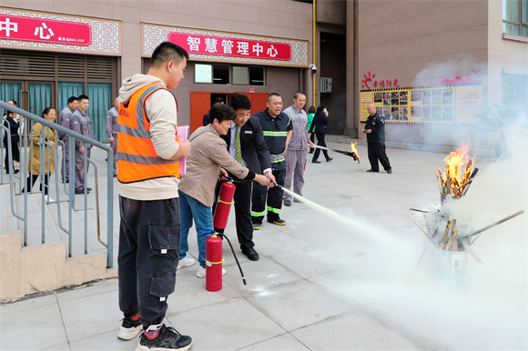 消防安全實操培訓(xùn)。圣泉街道供圖 華龍網(wǎng)發(fā)