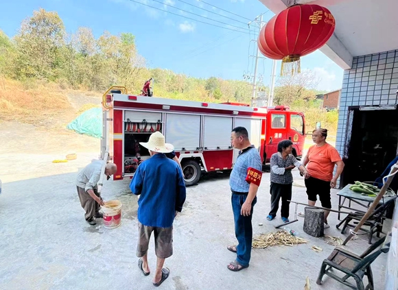 消防車送水。涪陵區(qū)石沱鎮(zhèn)供圖