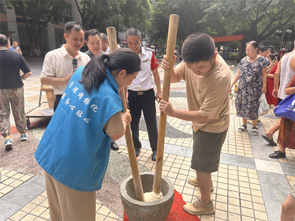 居民體驗打糍粑  龍溪街道辦事處供圖 華龍網(wǎng)發(fā)