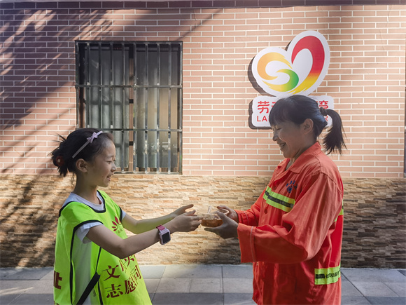 守護(hù)“城市美容師”，青少年組團(tuán)送清涼。龍山街道辦事處供圖 華龍網(wǎng)發(fā)