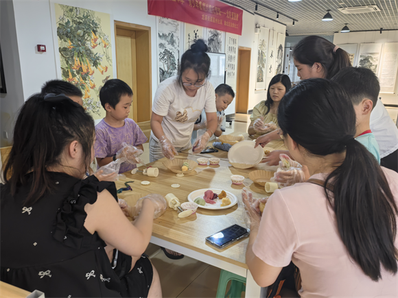 家長與青少年共同制作月餅 龍溪街道辦事處供圖 華龍網(wǎng)發(fā)