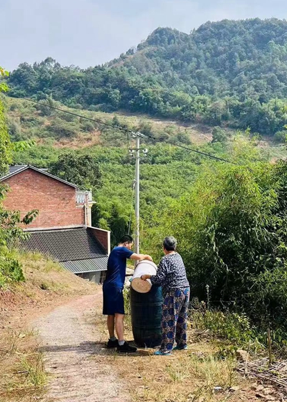 工作人員為老人送水上門。涪陵區(qū)石沱鎮(zhèn)供圖