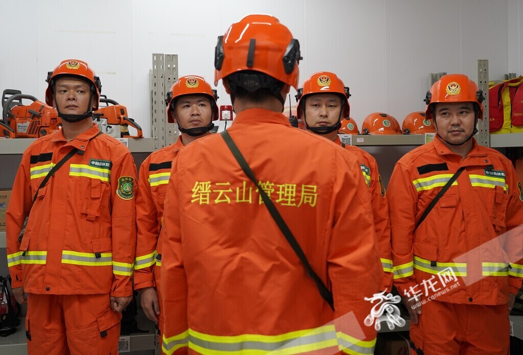 高温下队员们身着防火服一穿就是一天。(华龙网记者 刘润 实习生 林靖昂 摄)
