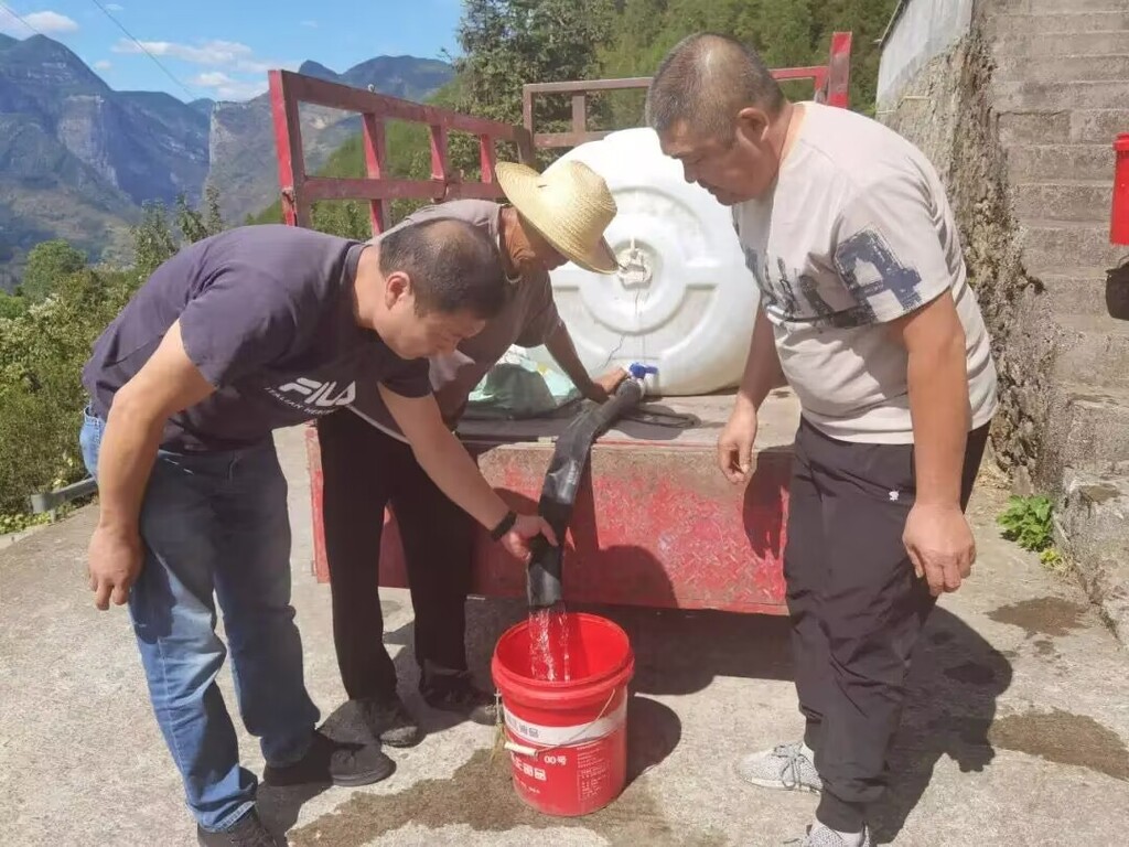 天成村送水隊為村民送水。 巫山縣融媒體中心供圖