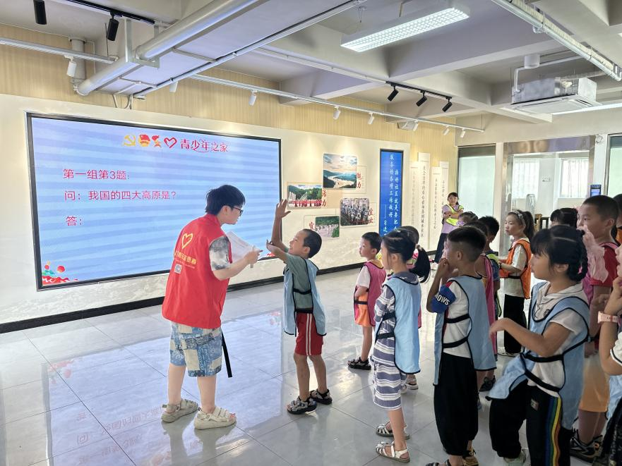 圖片1 “童心同夢，禮贊國慶”主題活動現(xiàn)場。鐵山坪街道供圖 華龍網(wǎng)發(fā)