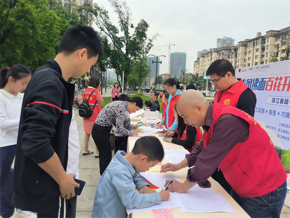 组织小区居民开展端午节活动。圣泉街道供图 华龙网发