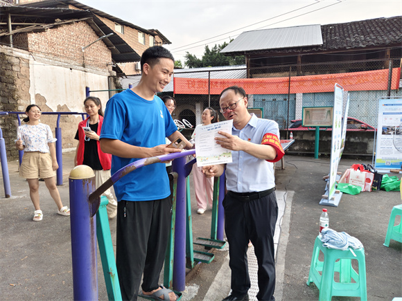 参与文明宣讲志愿活动。圣泉街道供图 华龙网发