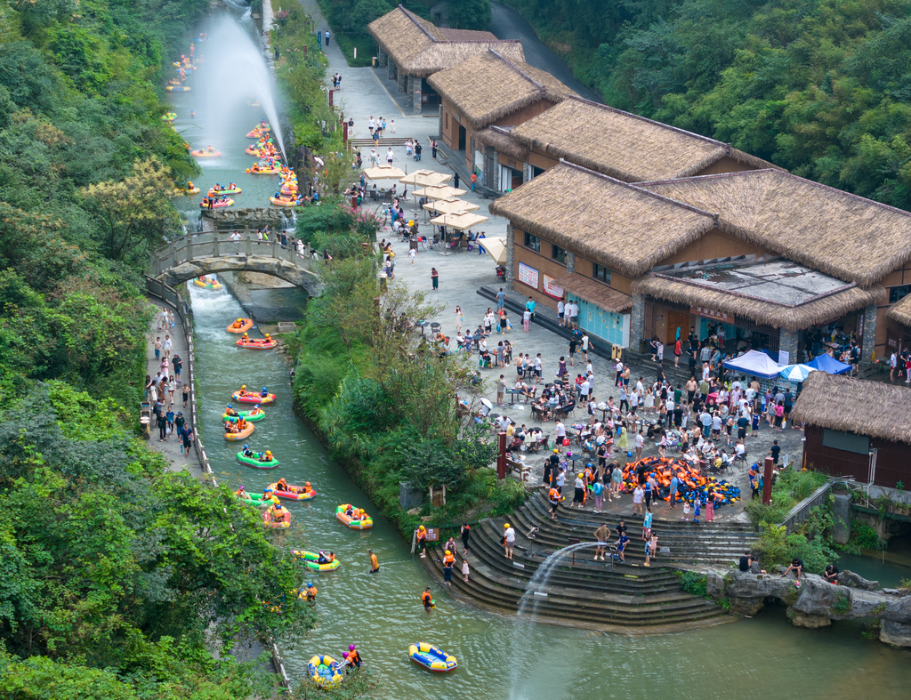 游客在神龙峡景区内漂流戏水。罗川摄