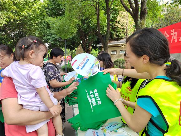 志愿者正在给辖区居民发放“光盘行动”宣传资料。 通讯员  夏梦雪 摄