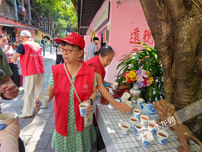 老人准备“爱心茶”。华龙网记者 李燊 摄